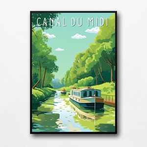 Peut inclure: Une affiche de voyage vintage représentant un canal vert et bleu avec des bateaux et des arbres. Le texte "CANAL DU MIDI" est en haut de l'affiche.