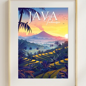 Pu&ograve; includere: Un'illustrazione colorata di un paesaggio a Java, in Indonesia. L'immagine presenta una catena montuosa sullo sfondo, con una valle verde lussureggiante in primo piano. La valle &egrave; piena di risaie, e ci sono palme sparse per il paesaggio. Il cielo &egrave; di un arancione e rosa vibrante, e ci sono uccelli che volano nel cielo. Il testo "JAVA Indonesia" &egrave; scritto in lettere bianche nella parte superiore dell'immagine.
