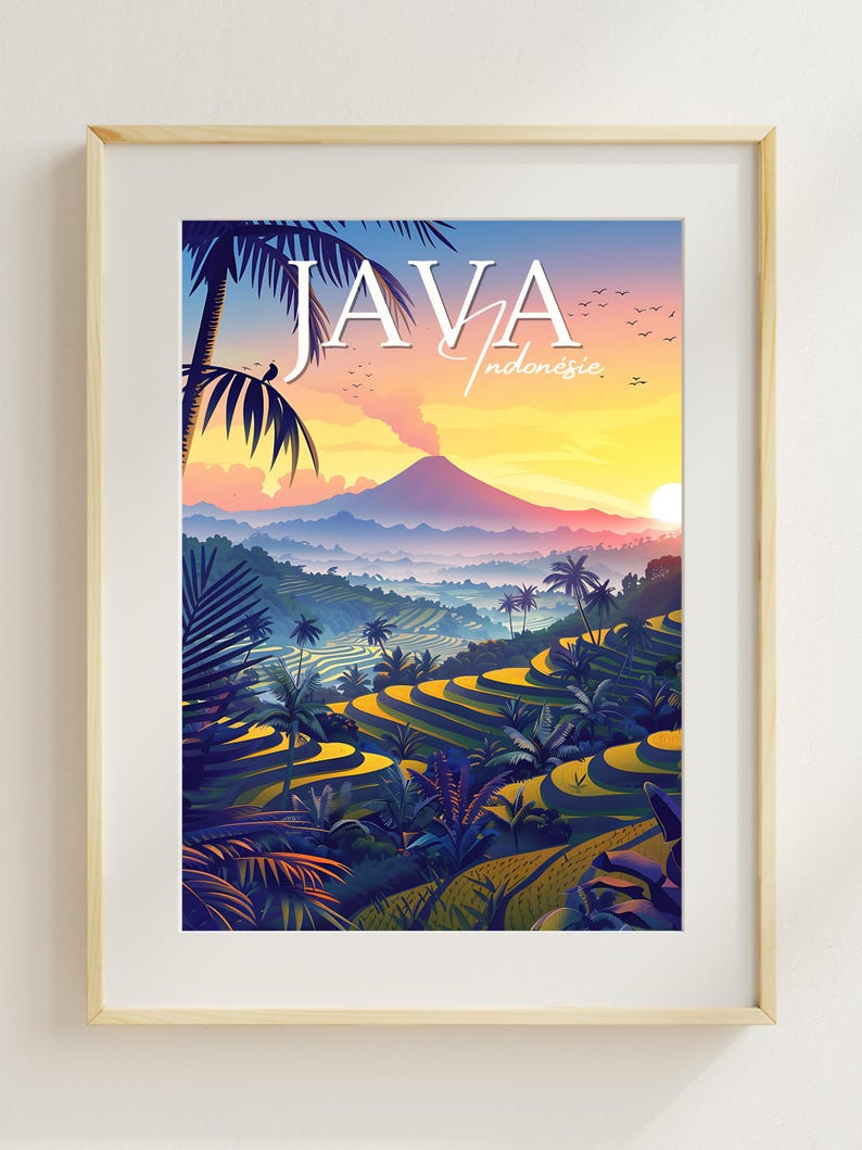 Pu&ograve; includere: Un'illustrazione colorata di un paesaggio a Java, in Indonesia. L'immagine presenta una catena montuosa sullo sfondo, con una valle verde lussureggiante in primo piano. La valle &egrave; piena di risaie, e ci sono palme sparse per il paesaggio. Il cielo &egrave; di un arancione e rosa vibrante, e ci sono uccelli che volano nel cielo. Il testo "JAVA Indonesia" &egrave; scritto in lettere bianche nella parte superiore dell'immagine.