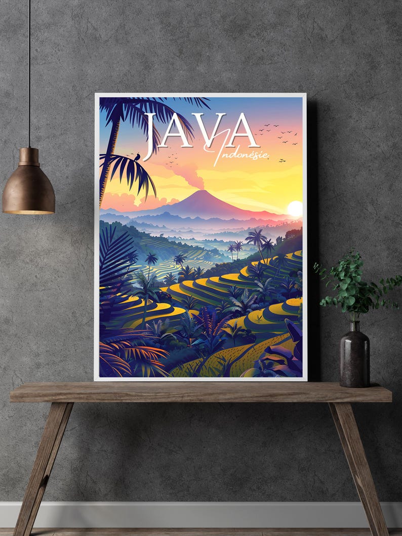 Pu&ograve; includere: Un poster di viaggio colorato con il testo "JAVA Indonesia" in lettere bianche. Il poster presenta un paesaggio pittoresco con rigogliose risaie verdi, palme e una montagna sullo sfondo. Il cielo &egrave; di un arancione e giallo vibrante, con un sole che tramonta in lontananza.