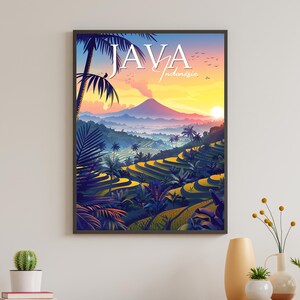 Pu&ograve; includere: Un poster colorato con il testo "JAVA Indonesia" in una cornice nera. Il poster presenta un paesaggio panoramico con una montagna, risaie e palme. Il cielo &egrave; di un arancione e rosa vibrante.