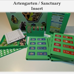 Puede incluir: Insert de juego de mesa verde para Artegarten / Sanctuary, con varios compartimentos y piezas de juego. Incluye una cuadrícula, fichas y tarjeteros. El inserto está diseñado para organizar los componentes del juego.