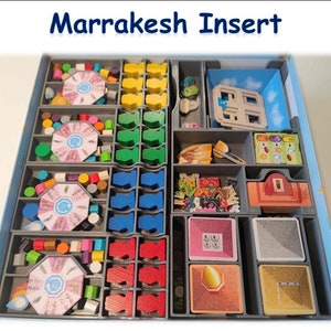 Könnte beinhalten: Ein grauer Spieleinsatz für das Brettspiel Marrakech, gefüllt mit bunten Holzspielsteinen, Karten und Spielmarken. Der Einsatz ist in Fächer unterteilt, um verschiedene Spielkomponenten aufzunehmen, mit dem Text "Marrakesh Insert" oben.