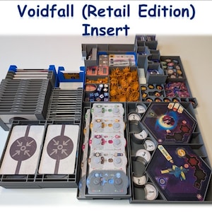 Op de afbeelding: Grijze spelinsert voor Voidfall (Retail Edition). De insert heeft meerdere compartimenten voor kaarten, tokens en spelonderdelen. De tekst "Voidfall (Retail Edition) Insert" is zichtbaar. Ontworpen om het spel te organiseren en op te bergen.