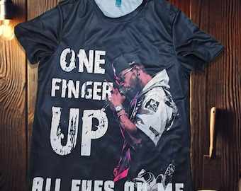 T-shirt graphique One Finger Up : vêtements de musique streetwear urbain