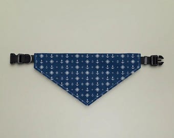 Pañuelo para mascotas con clip y estampado de acampada en tienda de campaña / Estampado para aventuras al aire libre