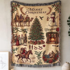 Könnte beinhalten: Eine gewebte Wohndecke mit cremefarbenem Hintergrund, die den Schriftzug Merry Christmas und verschiedene Weihnachtsmotive zeigt, darunter einen geschmückten Baum, einen Schneemann, einen Kamin mit Strümpfen, Weihnachtssänger, eine Krippe und den Weihnachtsmann auf einem Pferd.