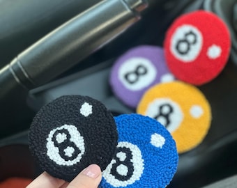 Può includere: Sottobicchieri rotondi fatti a mano in nero, blu, viola, rosso e giallo, ciascuno con un design bianco con il numero 8. Questi sottobicchieri assomigliano a palle da biliardo e proteggono le superfici.