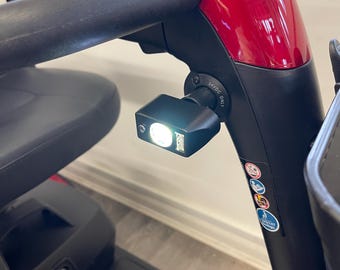 Cargador universal para teléfono móvil con luz, conector XLR y USB para scooter de movilidad o silla de ruedas eléctrica.