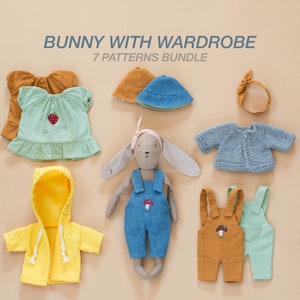 Puede incluir: Un conjunto de 7 patrones para hacer ropa para una muñeca de conejo. Los patrones incluyen un vestido verde, un impermeable amarillo, un mono vaquero azul, un cárdigan azul de punto, un mono marrón, un mono verde y un gorro azul y marrón.