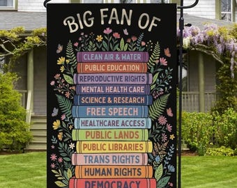 Bandera de jardín "Gran fan de la democracia", bandera de decoración floral de justicia social con libros sobre derechos humanos.