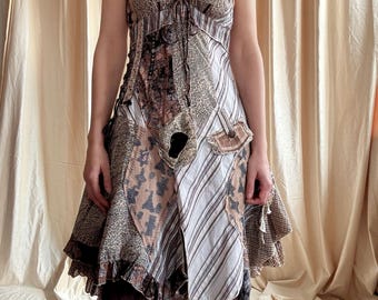 Abito asimmetrico a strati, stile fatato boho, prendisole con lacci, outfit shabby chic