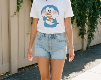 Camiseta de Doraemon Softstyle, personaje de dibujos animados comiendo pastel, linda camiseta de anime, top gráfico unisex, camiseta de manga japonesa