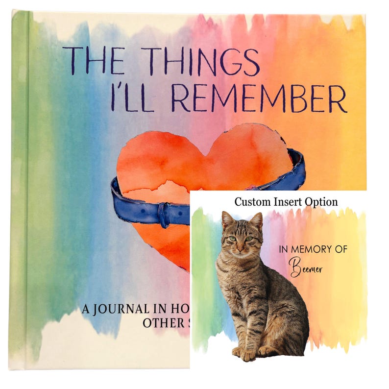 Pu&ograve; includere: Un diario intitolato "The Things I'll Remember" con un design a cuore ad acquerello e una cintura blu attorno. La copertina include anche il testo "A Journal in Honor of Other Souls". Una carta separata con uno sfondo ad acquerello e un gatto tigrato seduto su di essa dice "Custom Insert Option" e "In Memory of Beemer".
