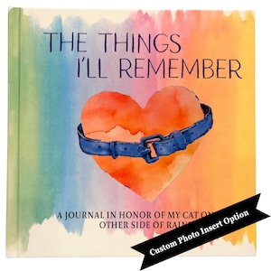 Pu&ograve; includere: Un'illustrazione ad acquerello di un cuore con una cintura blu intorno. Lo sfondo &egrave; un arcobaleno di colori. Il testo "THE THINGS I'LL REMEMBER" &egrave; in alto nell'immagine. Il testo "A JOURNAL IN HONOR OF MY CAT ON OTHER SIDE OF RAIN" &egrave; in basso nell'immagine. Il testo "Custom Photo Insert Option" &egrave; in uno stendardo nero nell'angolo in basso a destra dell'immagine.