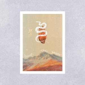 Könnte beinhalten: Kunstdruck mit einer surrealen Landschaft mit einem schwebenden roten Felsen und einer weißen Schlangenillustration. Der Text "trust the process" ist unten geschrieben. Die Farbpalette umfasst warme Orange-, Rot- und kühle Blautöne.