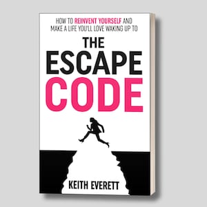Op de afbeelding: Een boek getiteld The Escape Code door Keith Everett met een witte kaft, zwarte tekst en roze accenten. De kaft toont het silhouet van een persoon die over een zwarte afgrond springt, met de ondertitel How to Reinvent Yourself and Make a Life You'll Love Waking Up To bovenaan gedrukt.