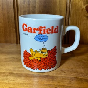 GARFIELD on Bed of Roses Vintage-Becher (1978) - Von United Feature Syndicate, Inc.