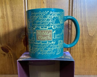 Caneca verde de O Senhor dos Anéis: Terra Média - Nova e sem uso, com a caixa original.
