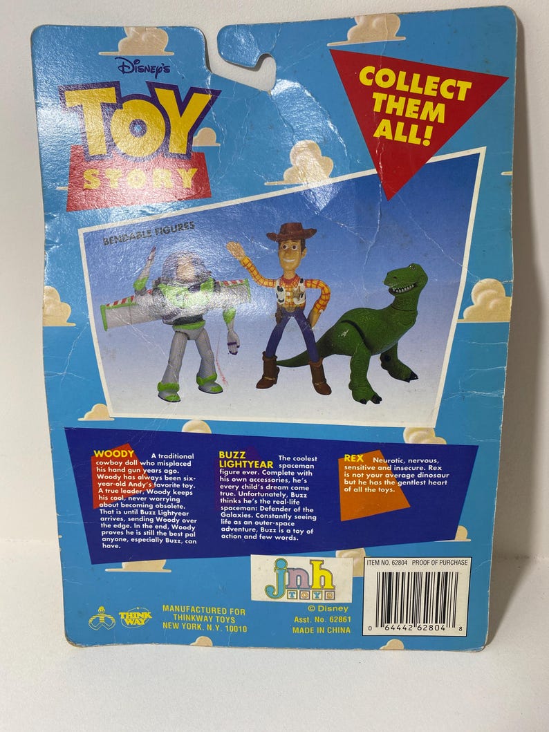 以下が含まれることがあります： トイストーリーのアクションフィギュアのパッケージ。ウッディ、バズ・ライトイヤー、レックスが描かれています。パッケージの裏面には、各キャラクターの説明が書かれています。パッケージは青、赤、緑で、「Collect Them All!」という文字が赤で書かれています。