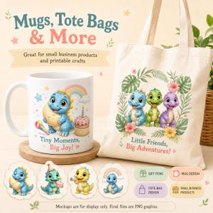 Pu&ograve; includere: Una tazza in ceramica bianca e una borsa in tela beige con illustrazioni colorate di dinosauri. La tazza mostra un dinosauro blu con un cupcake e il testo Tiny Moments, Big Joy. La borsa mostra tre dinosauri con il testo Little Friends, Big Adventures. Sono inclusi quattro adesivi circolari con grafiche di dinosauri.