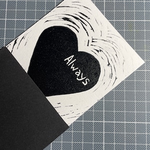 Invitaciones con corazones negros y rojos - After All this Time Always - Tarjeta de primer aniversario o tarjeta de felicitación de boda hecha a mano - Tarjeta con impresión en linóleo
