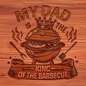 Może przedstawiać: Drewniany znak z wygrawerowanym napisem "MY DAD IS THE KING OF THE BARBECUE". Projekt zawiera grill z koroną, przybory kuchenne i ozdobne gwiazdki. Znak wykonany jest z czerwonobrązowego drewna.