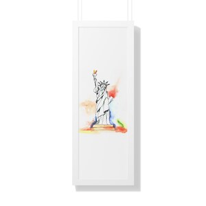 Può includere: Un dipinto ad acquerello incorniciato della Statua della Libertà in arte di linea in bianco e nero con uno sfondo ad acquerello colorato.