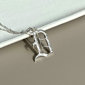 Collar con inicial martillada en inglés antiguo para hombre, letra gótica de plata de ley de 1,2 mm de grosor y cadena Fígaro, regalo de Navidad para él.