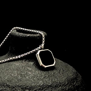Collar de ónix negro para hombre. Colgante de ónix negro grabado colgado en cadena de acero inoxidable. Regalo para él.
