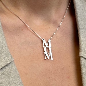 Collar de mamá- Colgante de letras inglesas de mamá de plata esterlina en 1,2 mm de espesor y cadena de caja -Regalo de Navidad para mamá.