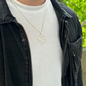 Collar Am Yisrael Chai para hombre: colgante de letras hebreas en plata esterlina de 1,2 mm de grosor y cadena Figaro.