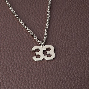 Collar con número personalizado para hombre: colgante de plata de ley con número de 1,2 mm de grosor y cadena Rolo. ¡Un regalo para él!