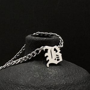 Collar con inicial inglesa antigua para hombre, letra gótica de plata de ley de 1,2 mm de grosor y cadena de acero inoxidable, regalo de Navidad para él.