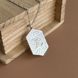 Collar con inicial personalizada martillada - Colgante de disco de plata de ley con espesor de 1,2 mm y cadena Fígaro - Regalo de Navidad para él y ella.