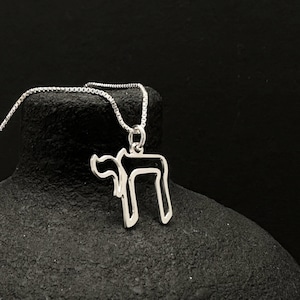 Collar Chai - Colgante Chai en plata de ley de 0,7 mm de grosor y cadena tipo caja - un regalo para ella.