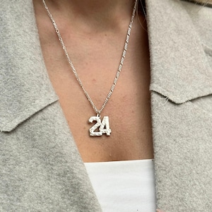 Collar de números personalizados martillados - Colgante de números de plata de ley en 1,2 mm de espesor y cadena Figaro - Regalo de Navidad para él.