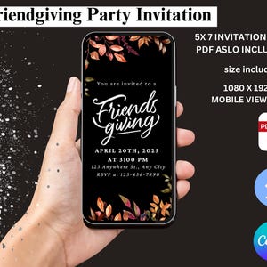Puede incluir: Una invitación digital para una fiesta de Friendsgiving con temática otoñal. La invitación presenta un fondo negro con hojas de otoño y el texto "You are invited to a Friendsgiving" en una fuente decorativa. La fecha, la hora y la ubicación de la fiesta se enumeran debajo del texto. La invitación se muestra en la pantalla de un teléfono inteligente.