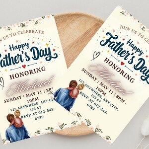 K&ouml;nnte beinhalten: Zwei Einladungen zum Vatertag mit cremefarbenem Hintergrund und floralen Akzenten. Auf den Einladungen steht "Feiern Sie mit uns den Vatertag zu Ehren von Michael". Das Design enth&auml;lt Illustrationen eines Vaters und eines Kindes.