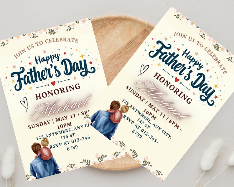 K&ouml;nnte beinhalten: Zwei Einladungen zum Vatertag mit cremefarbenem Hintergrund und floralen Akzenten. Auf den Einladungen steht "Feiern Sie mit uns den Vatertag zu Ehren von Michael". Das Design enth&auml;lt Illustrationen eines Vaters und eines Kindes.