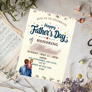 K&ouml;nnte beinhalten: Eine Einladung zum Vatertag mit dem Text "Happy Father's Day" in marineblauer Schrift, verziert mit Sternen und Herzen. Die Einladung enth&auml;lt Details f&uuml;r eine Feier zu Ehren von Michael, mit einer Grafik eines Vaters und Kindes.