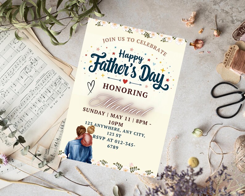 K&ouml;nnte beinhalten: Eine Einladung zum Vatertag mit dem Text "Happy Father's Day" in marineblauer Schrift, verziert mit Sternen und Herzen. Die Einladung enth&auml;lt Details f&uuml;r eine Feier zu Ehren von Michael, mit einer Grafik eines Vaters und Kindes.