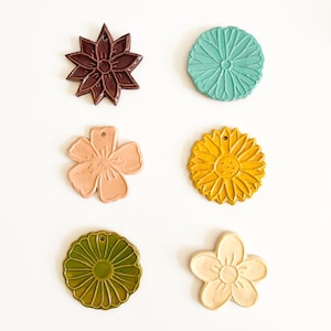 Handgefertigte Tischkarten aus Keramik mit Blumenmotiv – 6er-Set – Dekorative Blumen für Tisch oder Veranstaltung – Weiß oder Mehrfarbig