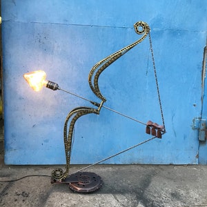 Lámpara de arte de metal "Arco de Cupido" Escultura moderna steampunk de chatarra reciclada de 24", pedido personalizado, regalo para el día de San Valentín