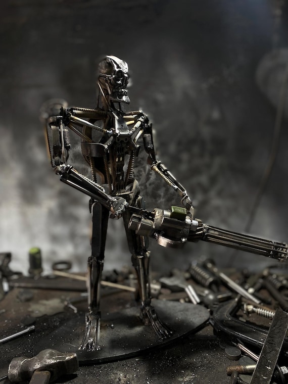 ターミネーターT-800の彫刻：スチームパンクなスクラップメタルアート