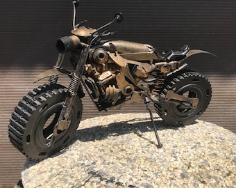 Escultura de motocicleta de chatarra: arte de motocicleta steampunk hecho a mano