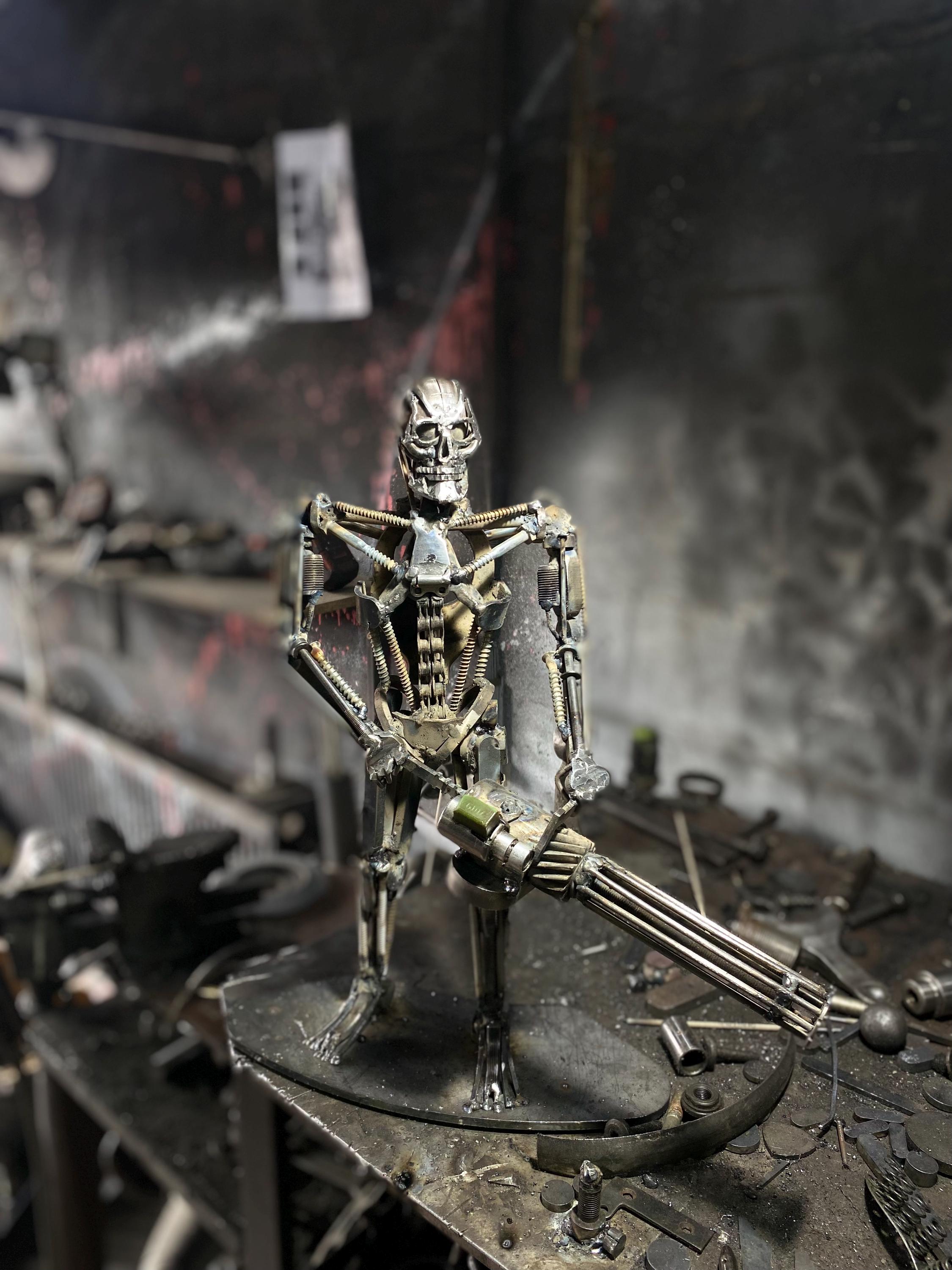ターミネーターT-800の彫刻：スチームパンクなスクラップメタルアート