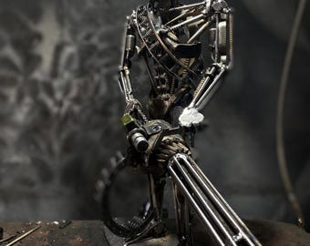 ターミネーターT-800の彫刻：スチームパンクなスクラップメタルアート、リサイクルメタル