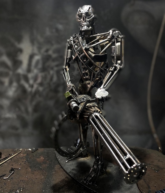 ターミネーターT-800の彫刻：スチームパンクなスクラップメタルアート