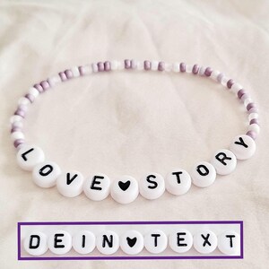 Pulsera texto morado violeta blanco perlas joyería personalizable letras iniciales nombre regalo mujer novia madre abuela comunión refrán